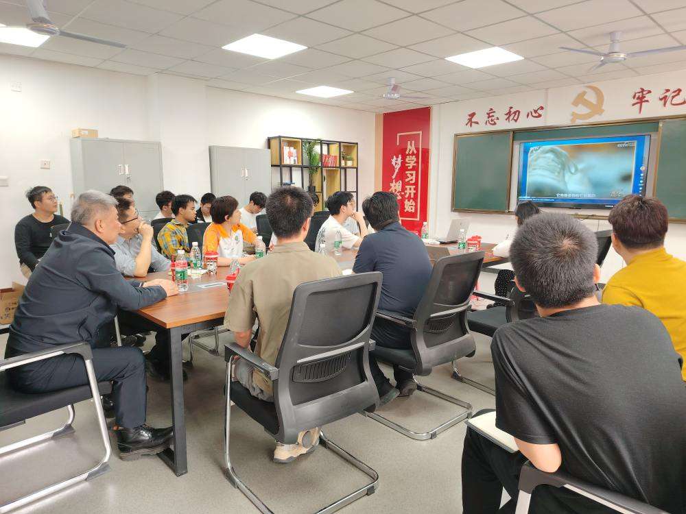 校党委书记、班主任来兴平指导开展 “深入学习贯彻习近平经济思想”主题团日活动